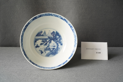 Un bol en porcelaine de Chine en bleu et blanc &agrave; d&eacute;cor de lettr&eacute;s et leurs servants, marque et &eacute;poque de Kangxi