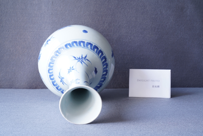 Un vase de forme bouteille en porcelaine de Chine en bleu et blanc &agrave; d&eacute;cor d'un chat et d'un papillon, &eacute;poque Transition