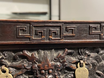 Een kleine Chinese gesculpteerd houten opbergkast met reli&euml;fdecor van draken, Republiek
