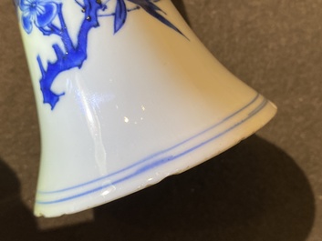 Un vase de forme bouteille en porcelaine de Chine en bleu et blanc &agrave; d&eacute;cor d'un tigre et deux papillons, &eacute;poque Transition