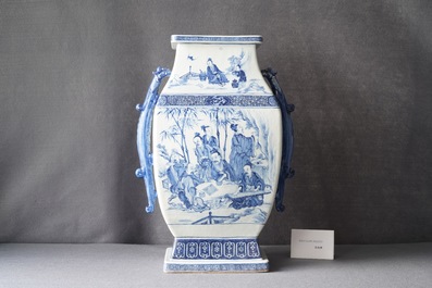 Un grand vase en porcelaine de Chine en bleu et blanc &agrave; d&eacute;cor des 'Sept sages dans la for&ecirc;t de bambou', Qianlong