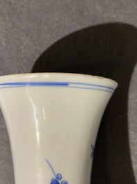 Un vase de forme bouteille en porcelaine de Chine en bleu et blanc &agrave; d&eacute;cor d'un chat et d'un papillon, &eacute;poque Transition