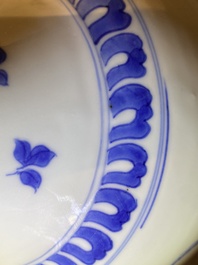 Un vase de forme bouteille en porcelaine de Chine en bleu et blanc &agrave; d&eacute;cor d'un chat et d'un papillon, &eacute;poque Transition