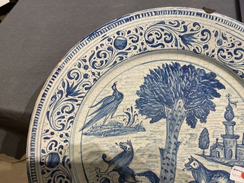 Un plat en fa&iuml;ence en bleu et blanc &agrave; d&eacute;cor d'animaux autour d'un arbre, Laterza, Italie, 18&egrave;me