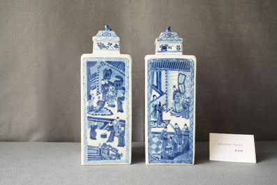 Une paire de vases couverts en porcelaine de Chine en bleu et blanc, Kangxi