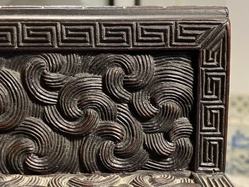Een kleine Chinese gesculpteerd houten opbergkast met reli&euml;fdecor van draken, Republiek