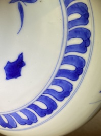 Un vase de forme bouteille en porcelaine de Chine en bleu et blanc &agrave; d&eacute;cor d'un chat et d'un papillon, &eacute;poque Transition