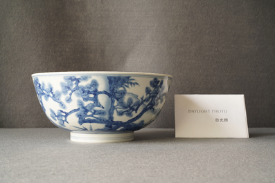 Un bol en porcelaine de Chine en bleu et blanc &agrave; d&eacute;cor de lettr&eacute;s et leurs servants, marque et &eacute;poque de Kangxi