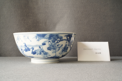 Un bol en porcelaine de Chine en bleu et blanc &agrave; d&eacute;cor de lettr&eacute;s et leurs servants, marque et &eacute;poque de Kangxi