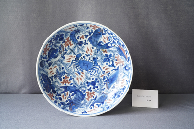 Un plat en porcelaine de Chine en bleu, blanc et rouge de cuivre, Kangxi