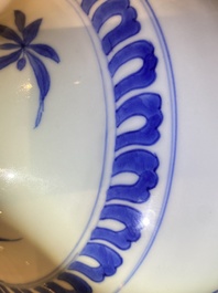 Un vase de forme bouteille en porcelaine de Chine en bleu et blanc &agrave; d&eacute;cor d'un chat et d'un papillon, &eacute;poque Transition