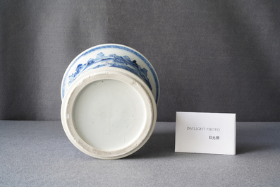 Un pot &agrave; pinceaux en porcelaine de Chine en bleu, blanc et rouge de cuivre, Kangxi