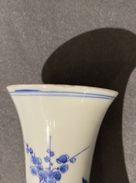 Un vase de forme bouteille en porcelaine de Chine en bleu et blanc &agrave; d&eacute;cor d'un chat et d'un papillon, &eacute;poque Transition