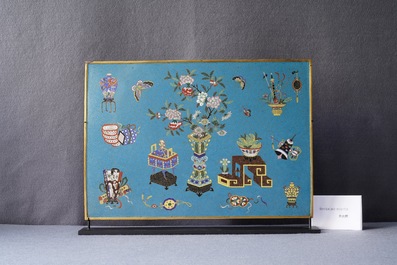 Une paire de plaques de forme rectangulaire en &eacute;maux cloisonn&eacute;s, Chine, Qianlong/Jiaqing