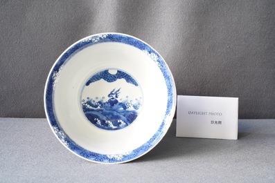 Un bol en porcelaine de Chine en bleu et blanc &agrave; d&eacute;cor de dragons et carpes, marque de Xuande, Kangxi