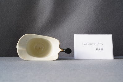 Une aigui&egrave;re casque en porcelaine de Chine &agrave; d&eacute;cor de trompettes sur fond noir d'apr&egrave;s Pronk, Qianlong