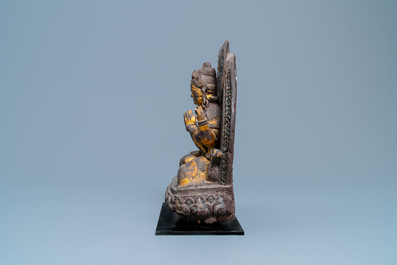 Een deels vergulde en gepolychromeerde figuur van de vierarmige Avalokitesvara, Mongoli&euml;, 17/18e eeuw