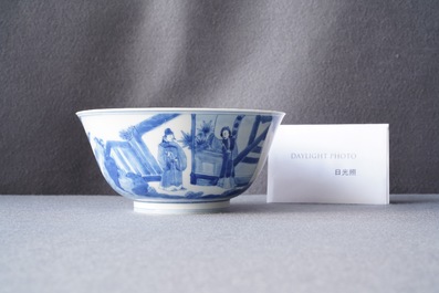 Een Chinese blauw-witte kom met decor van figuren in een landschap, Kangxi merk en periode