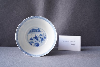 Un bol en porcelaine de Chine en bleu et blanc &agrave; d&eacute;cor de figures dans un paysage, marque et &eacute;poque de Kangxi