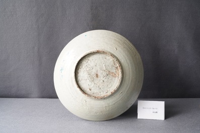 Un plat en porcelaine de Chine dite 'de Swatow' &agrave; d&eacute;cor d'un temple, Ming