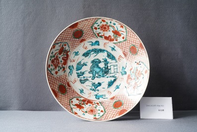 Un plat en porcelaine de Chine dite 'de Swatow' figurant un lion bouddhiste, Ming