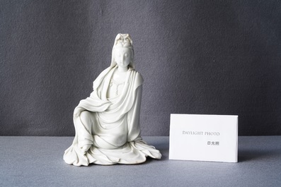 Une figure de Guanyin en porcelaine blanc de Chine, marque en creux, 19/20&egrave;me