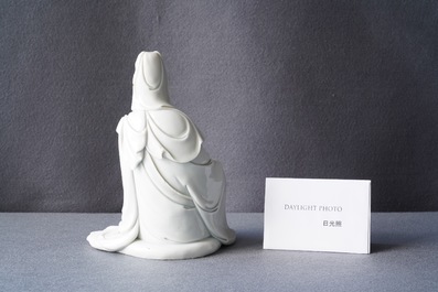 Een Chinese blanc de Chine figuur van Guanyin, zegelmerk, 19/20e eeuw