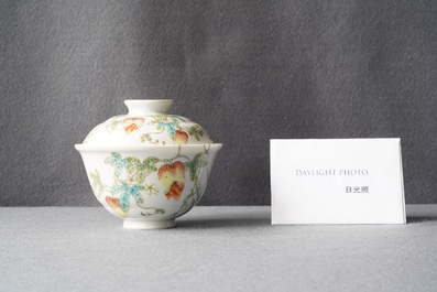 Un bol couvert en porcelaine de Chine famille rose &agrave; d&eacute;cor de margoses, marque de Jiaqing, R&eacute;publique