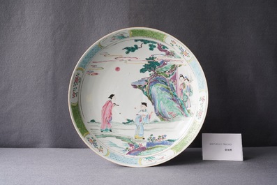 Un plat en porcelaine de Chine famille rose &agrave; d&eacute;cor de figures dans un paysage, Yongzheng