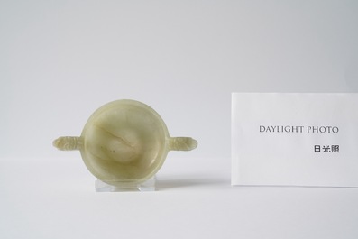 Een Chinese celadon jade 'libation cup', Ming