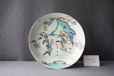 Un plat en porcelaine de Chine famille rose &agrave; d&eacute;cor d'un chef sur cheval entour&eacute; de soldats, Yongzheng/Qianlong