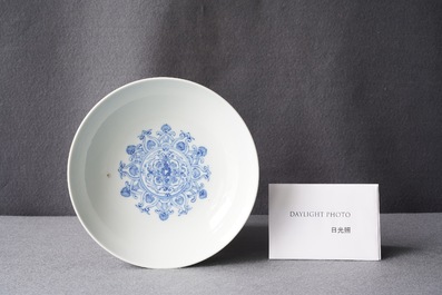 Un bol en porcelaine de Chine en bleu et blanc, marque de Yongzheng, 19&egrave;me
