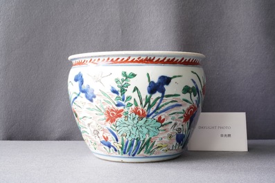 Une jardini&egrave;re en porcelaine de Chine wucai, &eacute;poque Transition