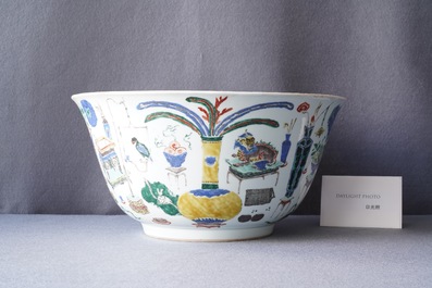 Un grand bol en porcelaine de Chine famille verte &agrave; d&eacute;cor d'antiquit&eacute;s, Kangxi