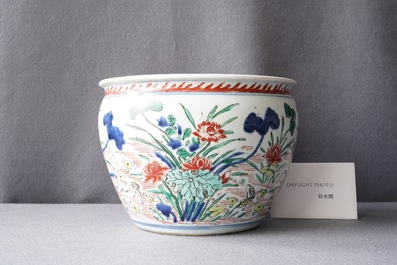 Une jardini&egrave;re en porcelaine de Chine wucai, &eacute;poque Transition