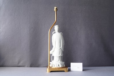 Een Chinese blanc de Chine figuur van Guanyin op verguld bronzen lampvoet, 19/20e eeuw