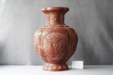 Un vase en laque rouge, marque de Qianlong, Chine, 19/20&egrave;me