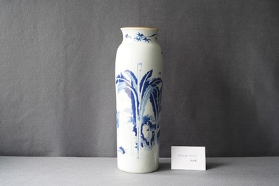 Een Chinese blauw-witte rouleau vaas met een kylin en een feniks, Transitie periode