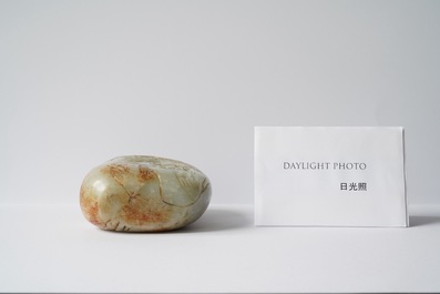 Une boule de forme ovale sculpt&eacute;e en jade c&eacute;ladon et rouille, Qing