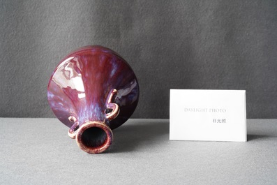 Un vase en porcelaine de Chine &agrave; &eacute;mail flamb&eacute;, marque de Qianlong incis&eacute;, 18/19&egrave;me