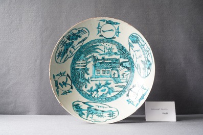 Un plat en porcelaine de Chine dite 'de Swatow' &agrave; d&eacute;cor d'un temple, Ming