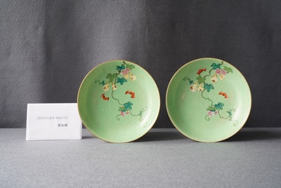 Een paar Chinese famille rose borden met groene sgraffiato fond, Qianlong merk en periode