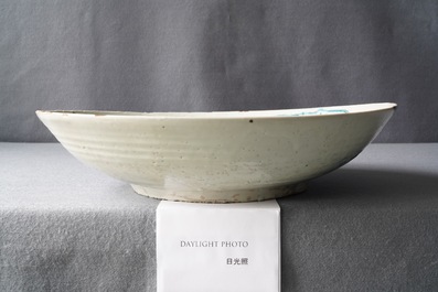Un plat en porcelaine de Chine dite 'de Swatow' &agrave; d&eacute;cor d'un temple, Ming