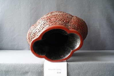 Un vase en laque rouge, marque de Qianlong, Chine, 19/20&egrave;me