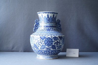 Een Chinese blauw-witte 'hu' vaas met floraal decor, Qianlong merk, 19e eeuw