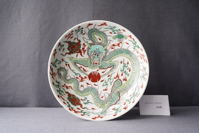 Un plat en porcelaine de Chine famille verte &agrave; d&eacute;cor d'un dragon, Kangxi