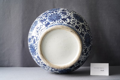 Un vase de forme hu en porcelaine de Chine en bleu et blanc, 19&egrave;me