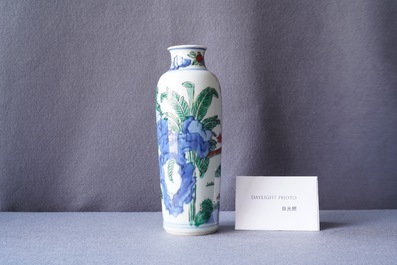 Un vase de forme rouleau en porcelaine de Chine wucai, &eacute;poque Transition