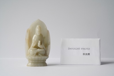 Een Chinese celadon jade figuur van Guanyin op lotustroon, 19/20e eeuw