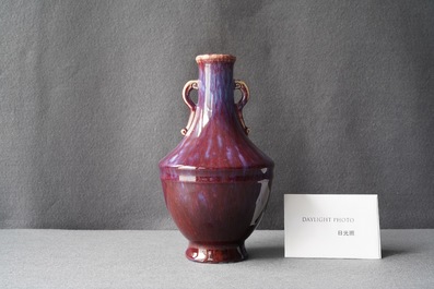 Un vase en porcelaine de Chine &agrave; &eacute;mail flamb&eacute;, marque de Qianlong incis&eacute;, 18/19&egrave;me